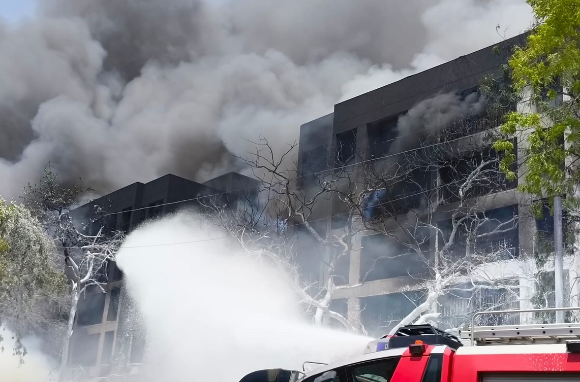 Ινδία: Αεροσκάφος της Air India με 242 επιβαίνοντες συνετρίβη σε κατοικημένη περιοχή-1