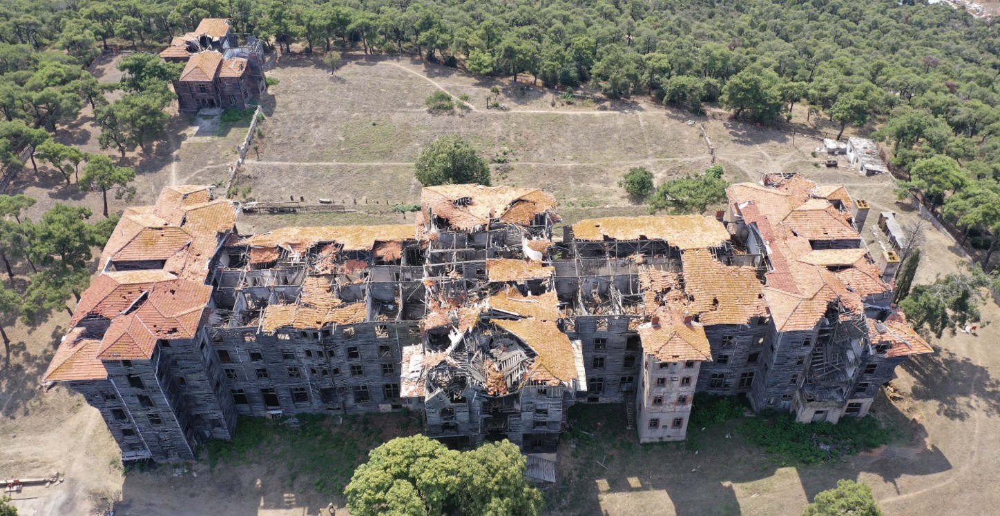 «Το κτίριο κάνει υπομονή εδώ και 60 χρόνια – Εμείς δεν βρήκαμε άλλον τρόπο να το αξιοποιήσουμε»-1