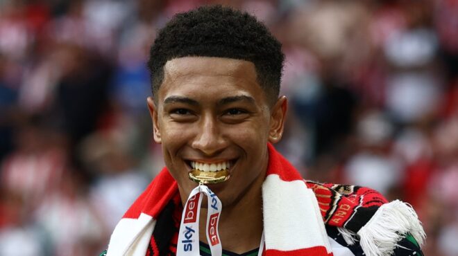 ο-τζομπ-μπέλινγκχαμ-έχει-αγκαλιάσει-τ-563657935