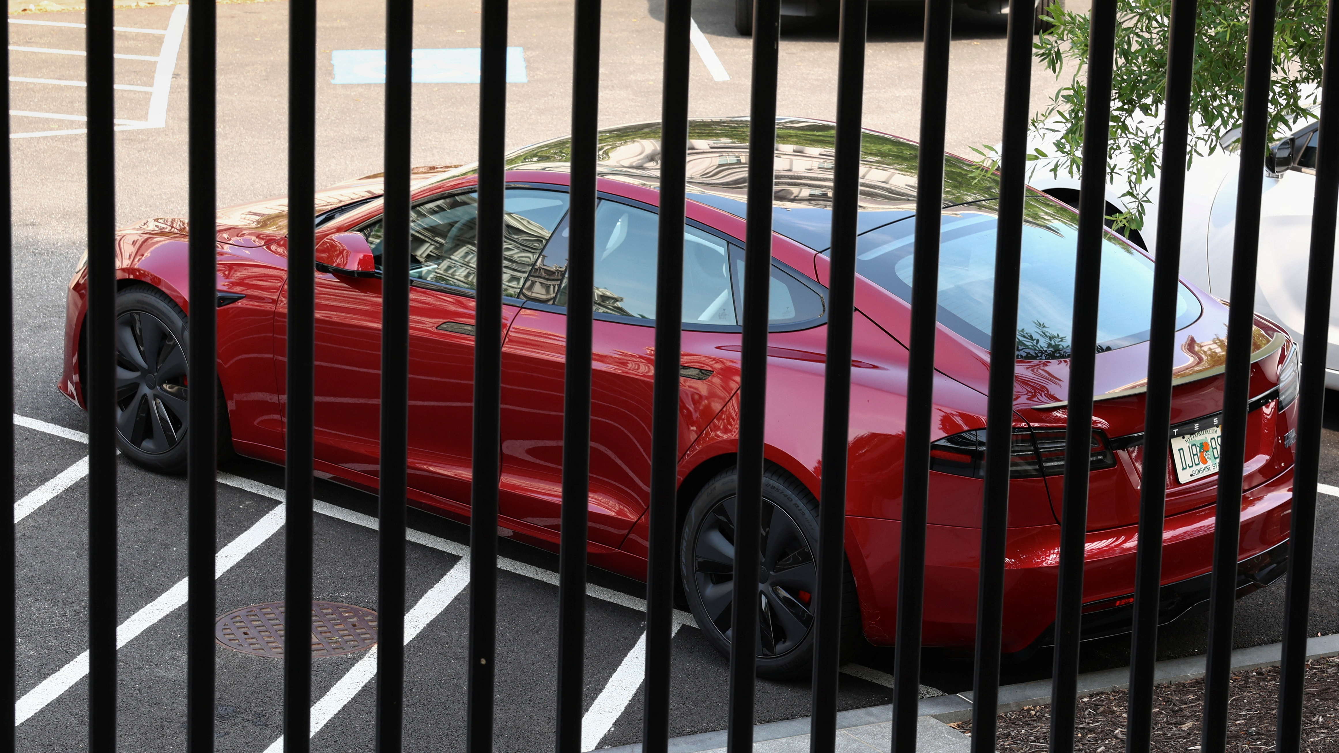 Ο Τραμπ σκέφτεται να πουλήσει το Tesla του – Ρήξη χωρίς επιστροφή με τον Μασκ-2