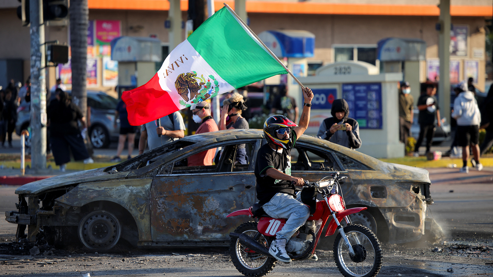 Πεδίο μάχης το Λος Aντζελες: Ο Τραμπ έδωσε εντολή για ανάπτυξη 2.000 μελών της Εθνοφρουράς-2