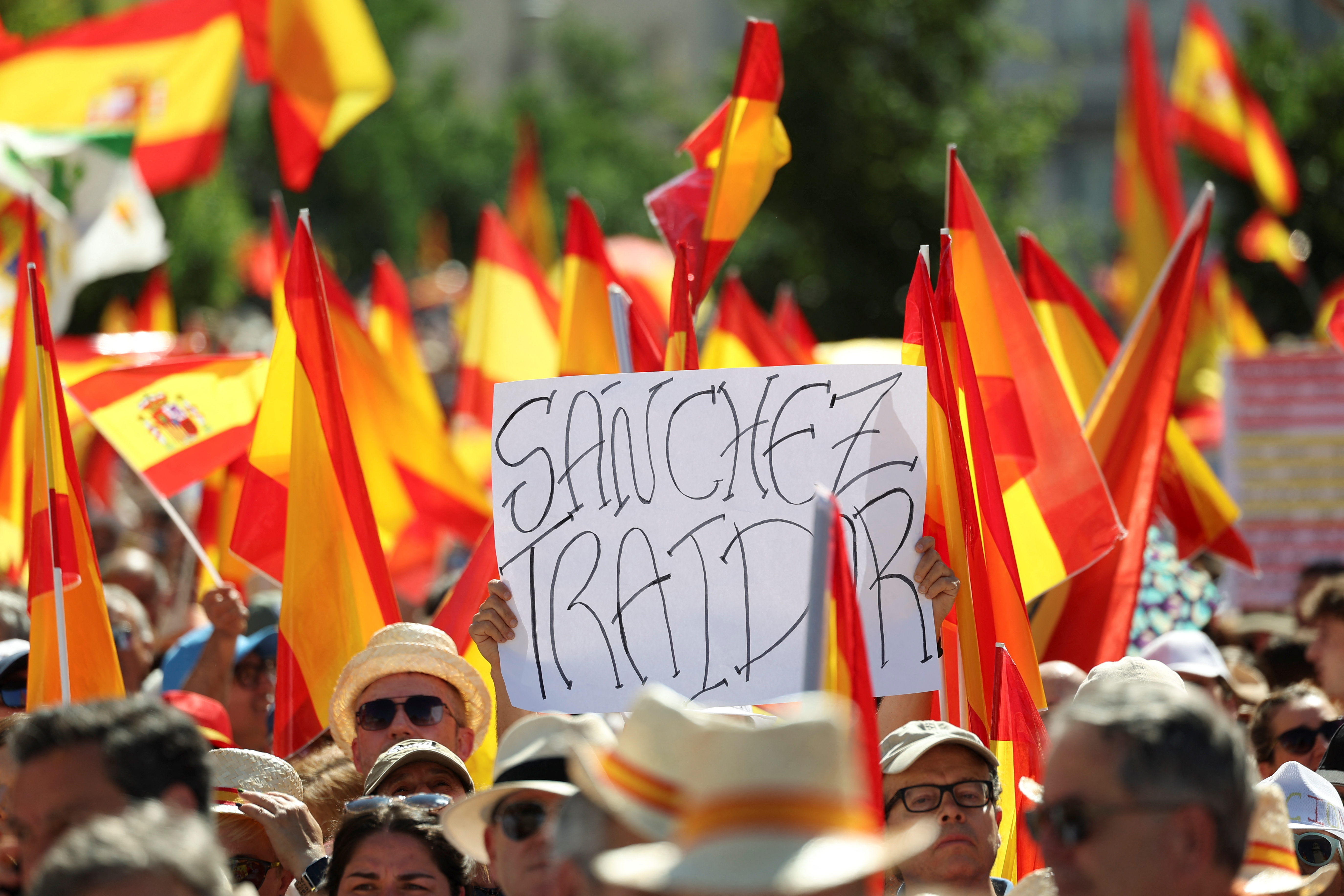 Χιλιάδες Ισπανοί στους δρόμους: Ζητούν παραίτηση Σάντσεθ και πρόωρες εκλογές-1