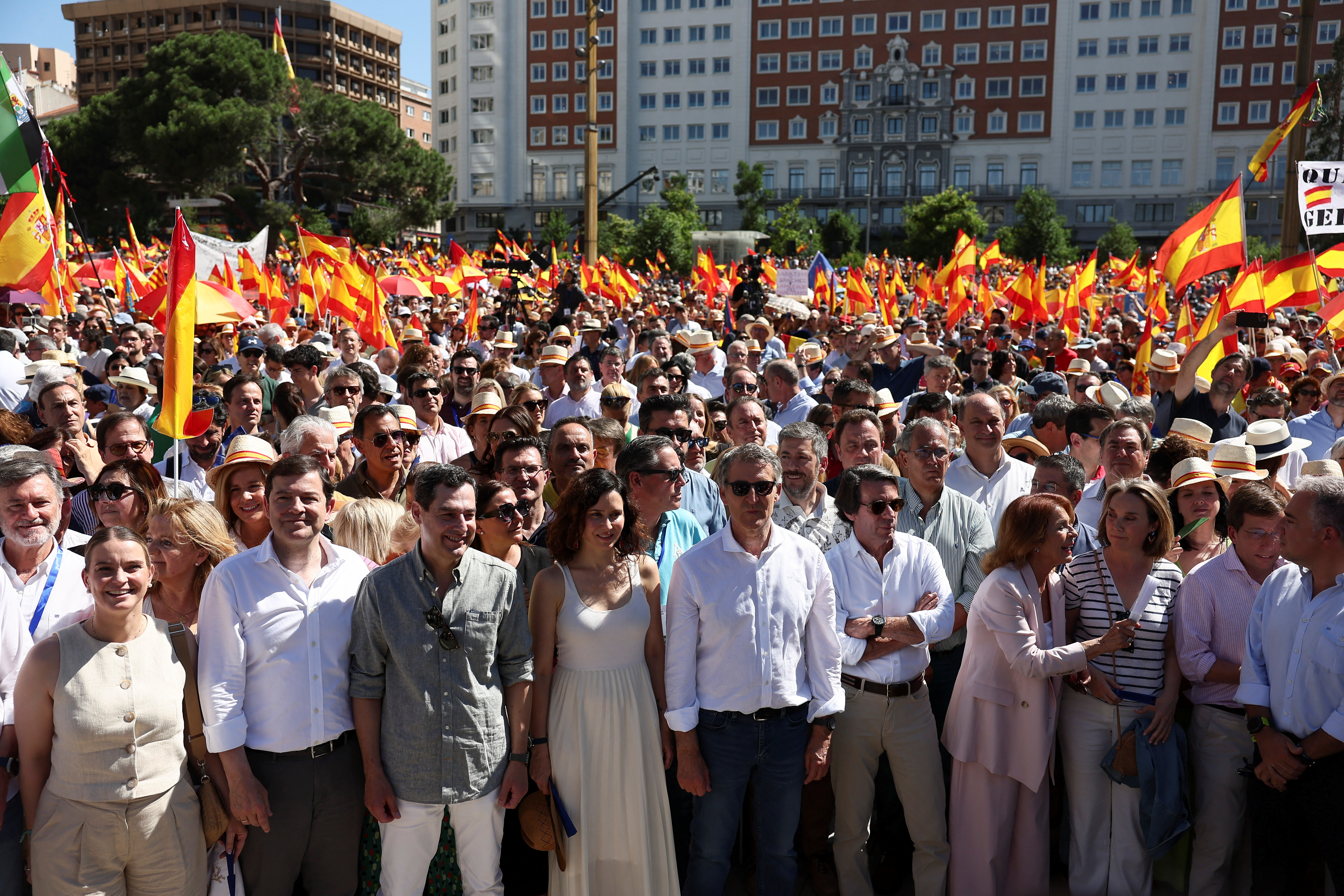Χιλιάδες Ισπανοί στους δρόμους: Ζητούν παραίτηση Σάντσεθ και πρόωρες εκλογές-2