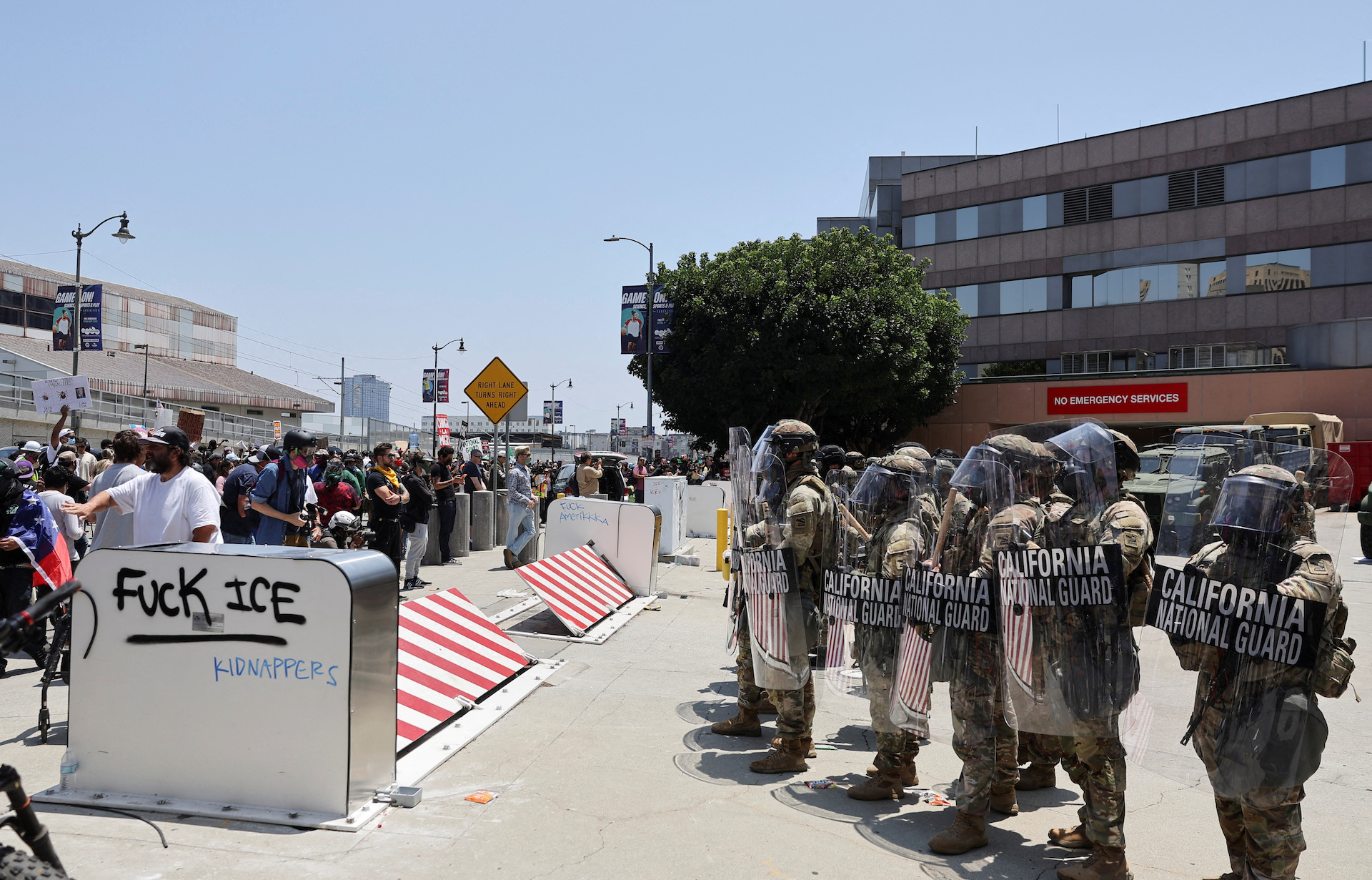 Συγκρούσεις μεταξύ διαδηλωτών και ανδρών της Εθνοφρουράς στο Λος Αντζελες-1