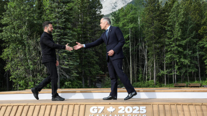 ο-καναδάς-προσφέρει-στρατιωτική-βοήθ-563667157