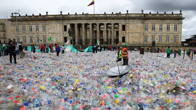 πλατεία-γεμάτη-πλαστικά-563681698