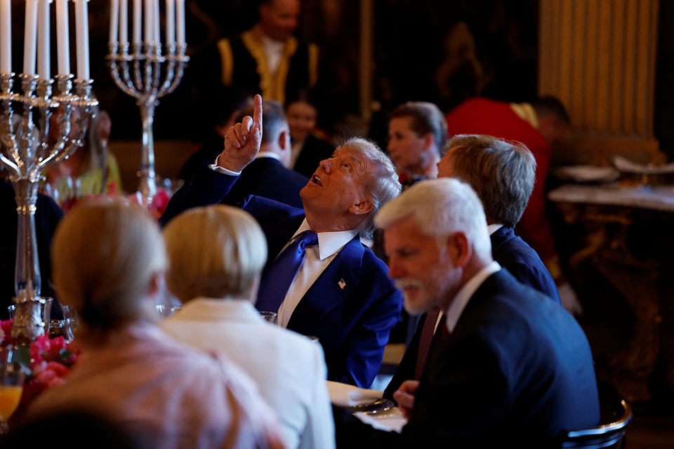 Πλατεία γεμάτη πλαστικά-2