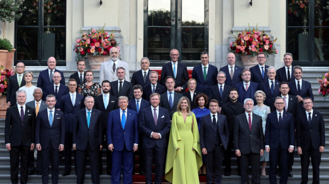 σύνοδος-νατο-θερμή-χειραψία-τραμπ-ε-563681266