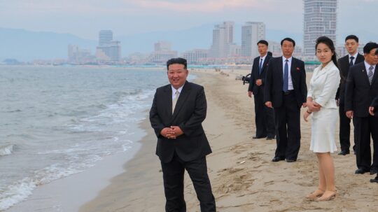 «Κύμα χαράς»: Ο Κιμ Γιονγκ Ουν εγκαινίασε νέο παράκτιο θέρετρο, το «καμάρι» του βορειοκορεατικού τουρισμού