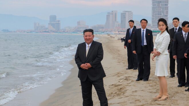 κύμα-χαράς-ο-κιμ-γιονγκ-ουν-εγκαινία-563683099