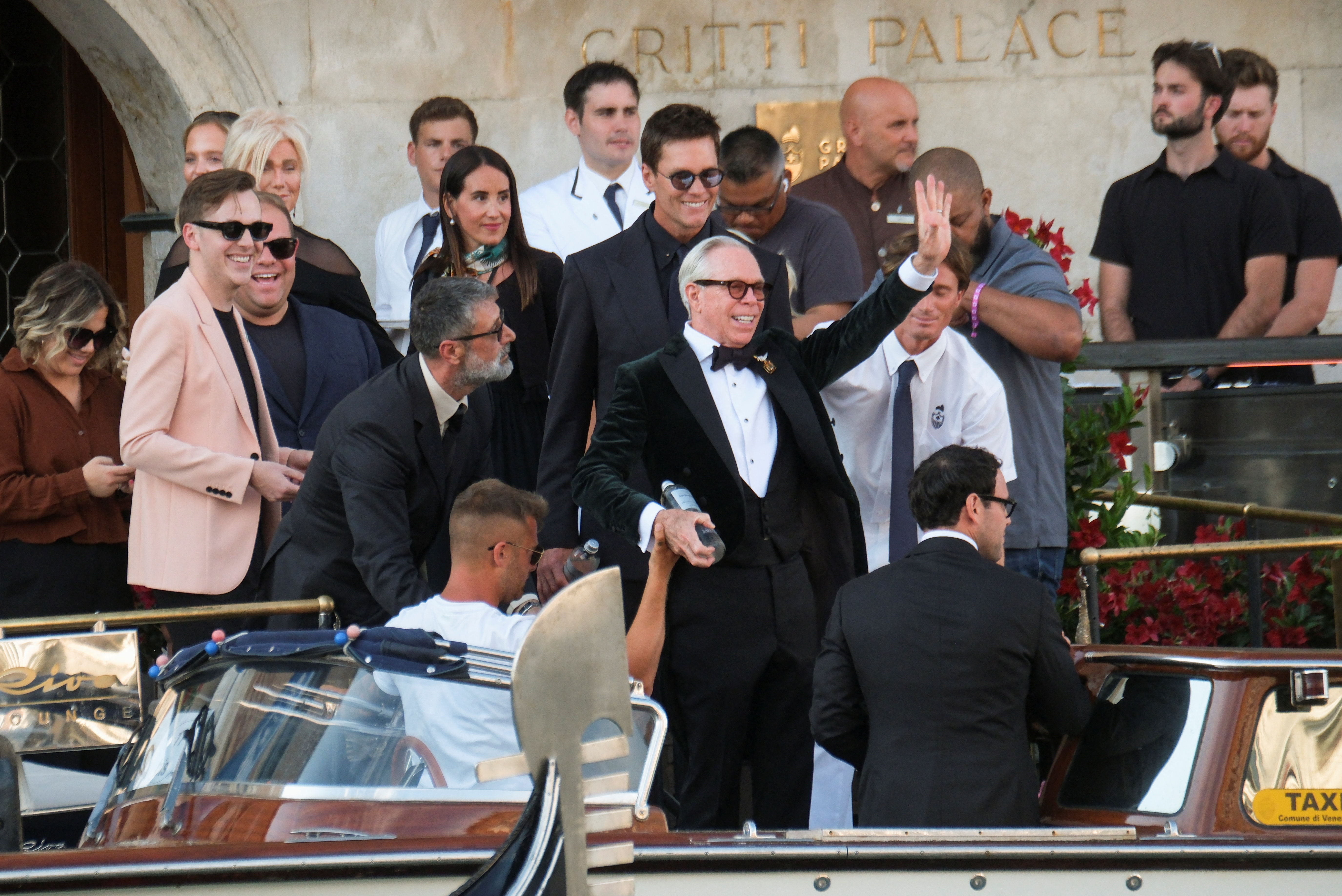 Τζεφ Μπέζος – Λόρεν Σάντσεζ: Διχασμένη η Βενετία για τον γάμο – Λάμψη, προβολή αλλά και διαμαρτυρίες-2