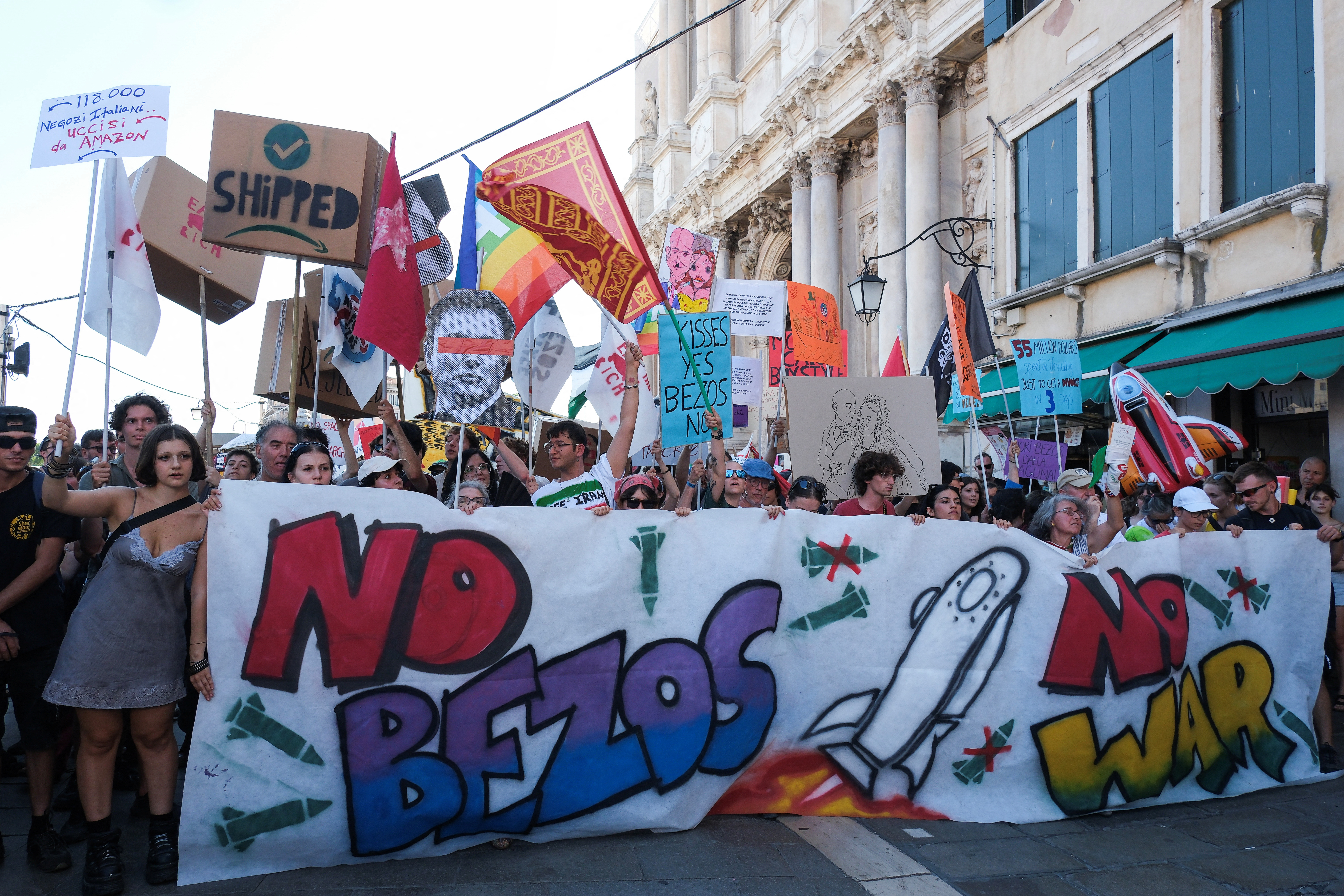 Τζεφ Μπέζος – Λόρεν Σάντσεζ: Διχασμένη η Βενετία για τον γάμο – Λάμψη, προβολή αλλά και διαμαρτυρίες-1