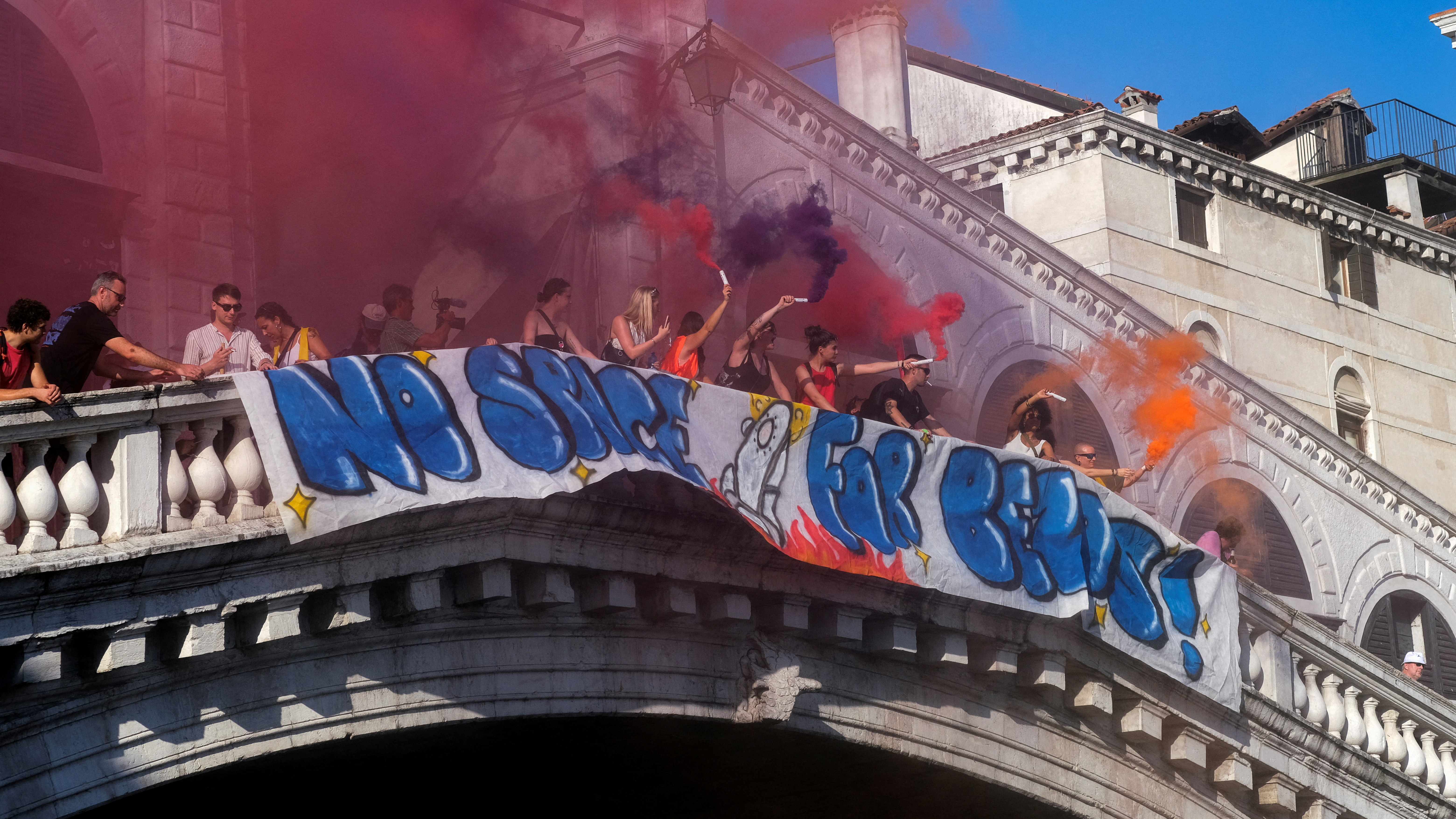 Διαδηλώσεις στη Βενετία κατά του Τζεφ Μπέζος εν μέσω πολυτελούς γάμου-1