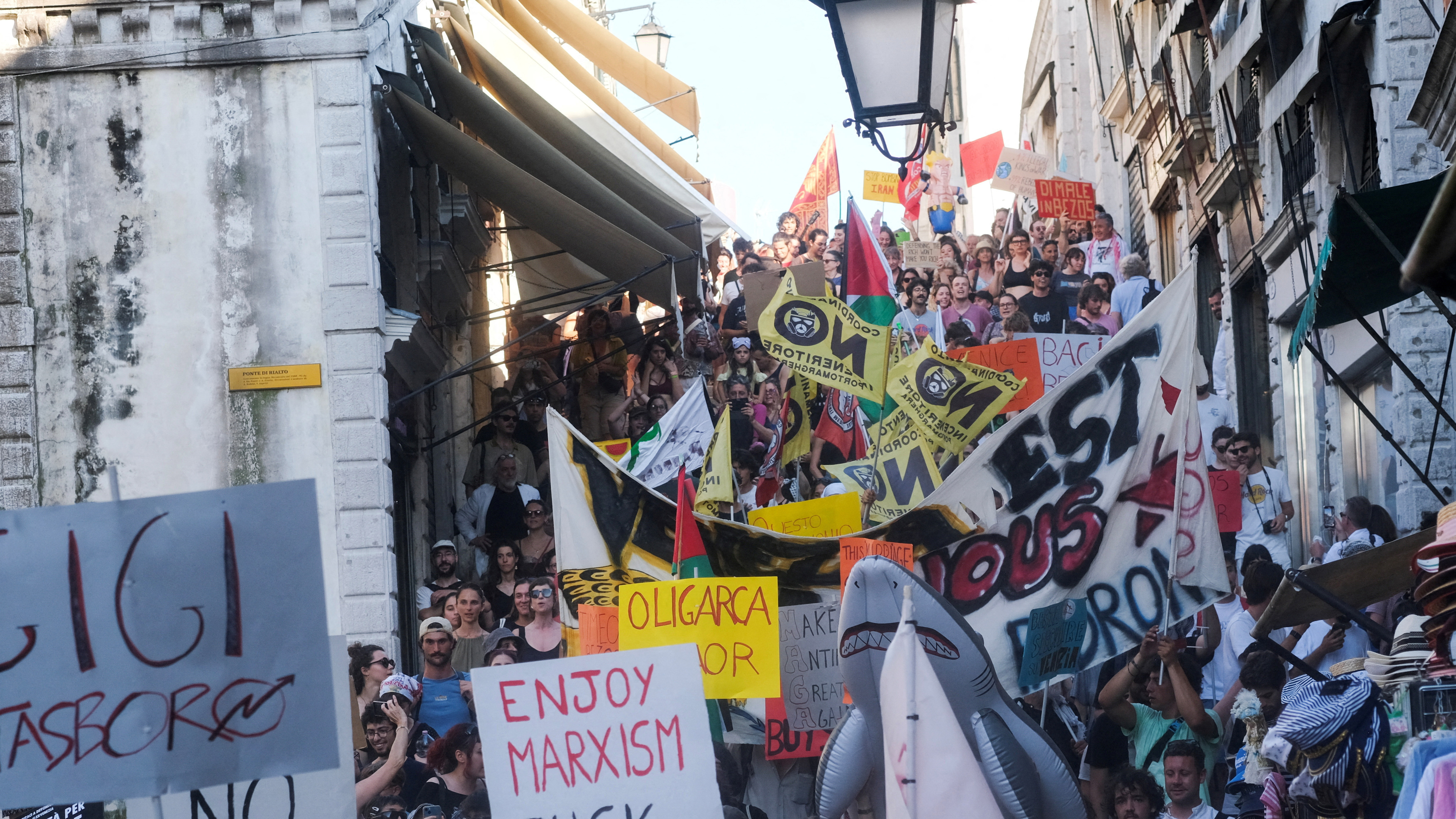 Διαδηλώσεις στη Βενετία κατά του Τζεφ Μπέζος εν μέσω πολυτελούς γάμου-2