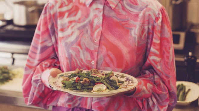 πράσινη-σαλάτα-με-φράουλες-πορτοκάλι-563647030