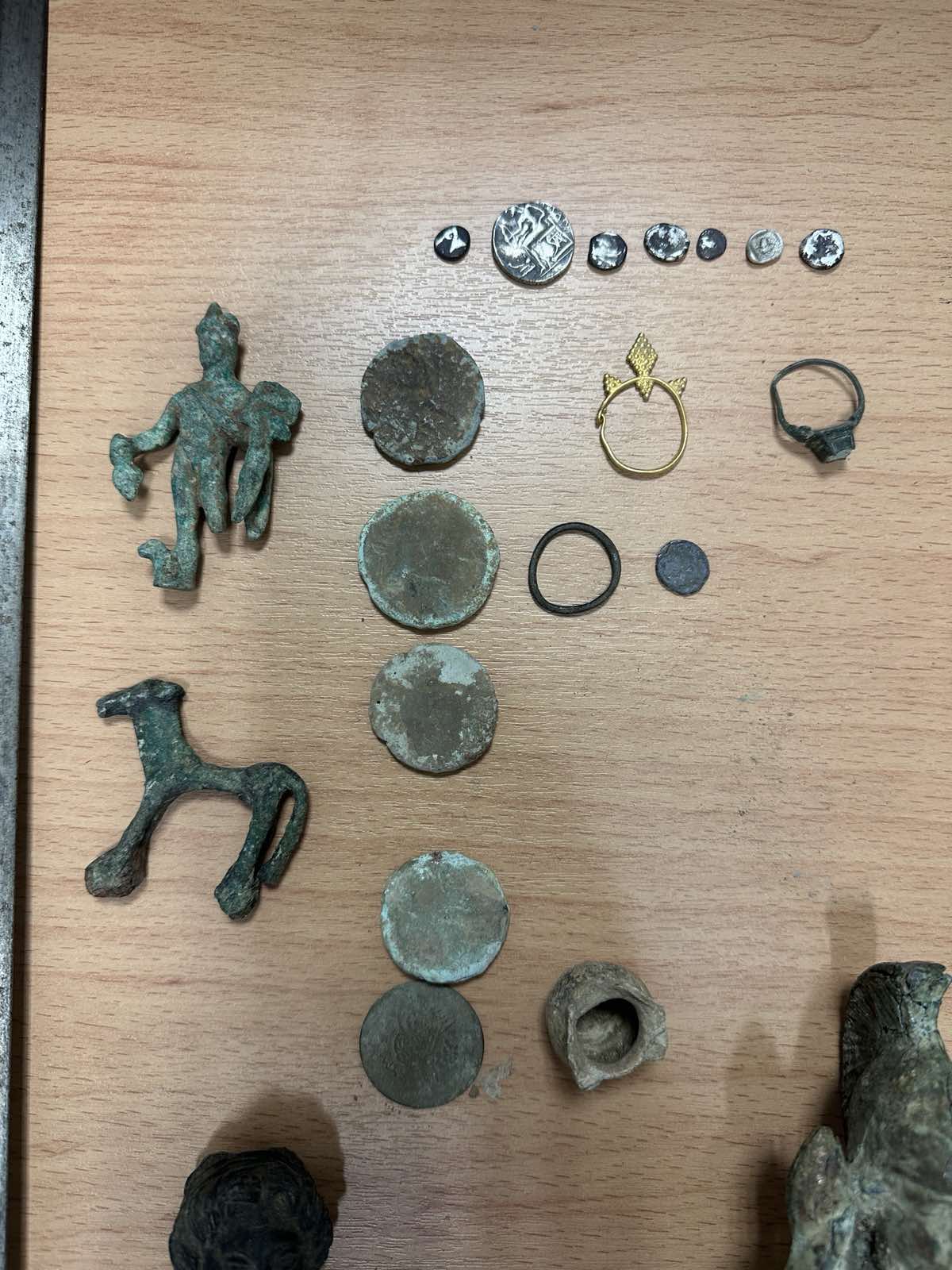 Βόρεια Ελλάδα: Αρχαιοκάπηλοι έκαναν ανασκαφές και έστελναν τους θησαυρούς σε οίκους δημοπρασιών-4