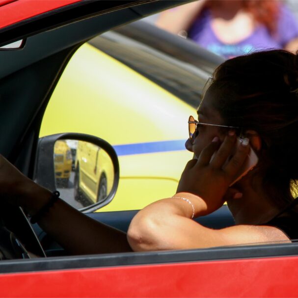 χρήση-κινητού-στο-αυτοκίνητο-τι-αλλάζ-563660776