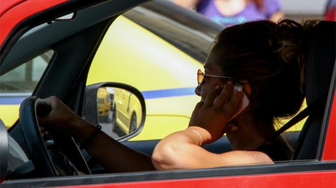 χρήση-κινητού-στο-αυτοκίνητο-τι-αλλάζ-563660776