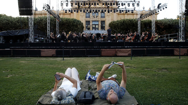 εποχή-των-φεστιβάλ-563673460