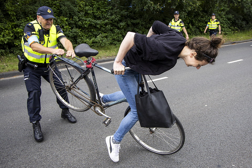 Πλατεία γεμάτη πλαστικά-1