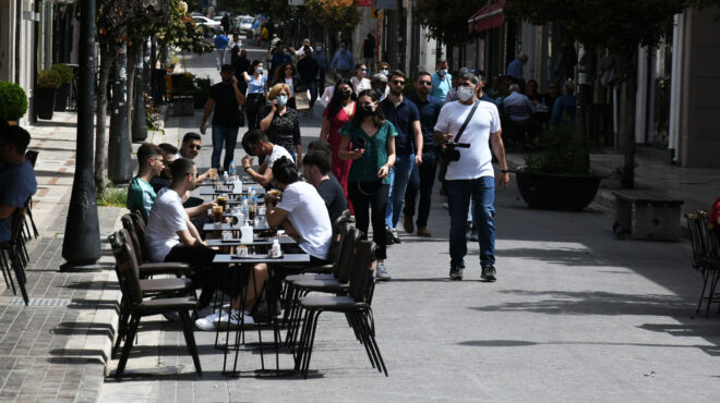 χωρίς-άδεια-τα-μισά-τραπεζάκια-563678806