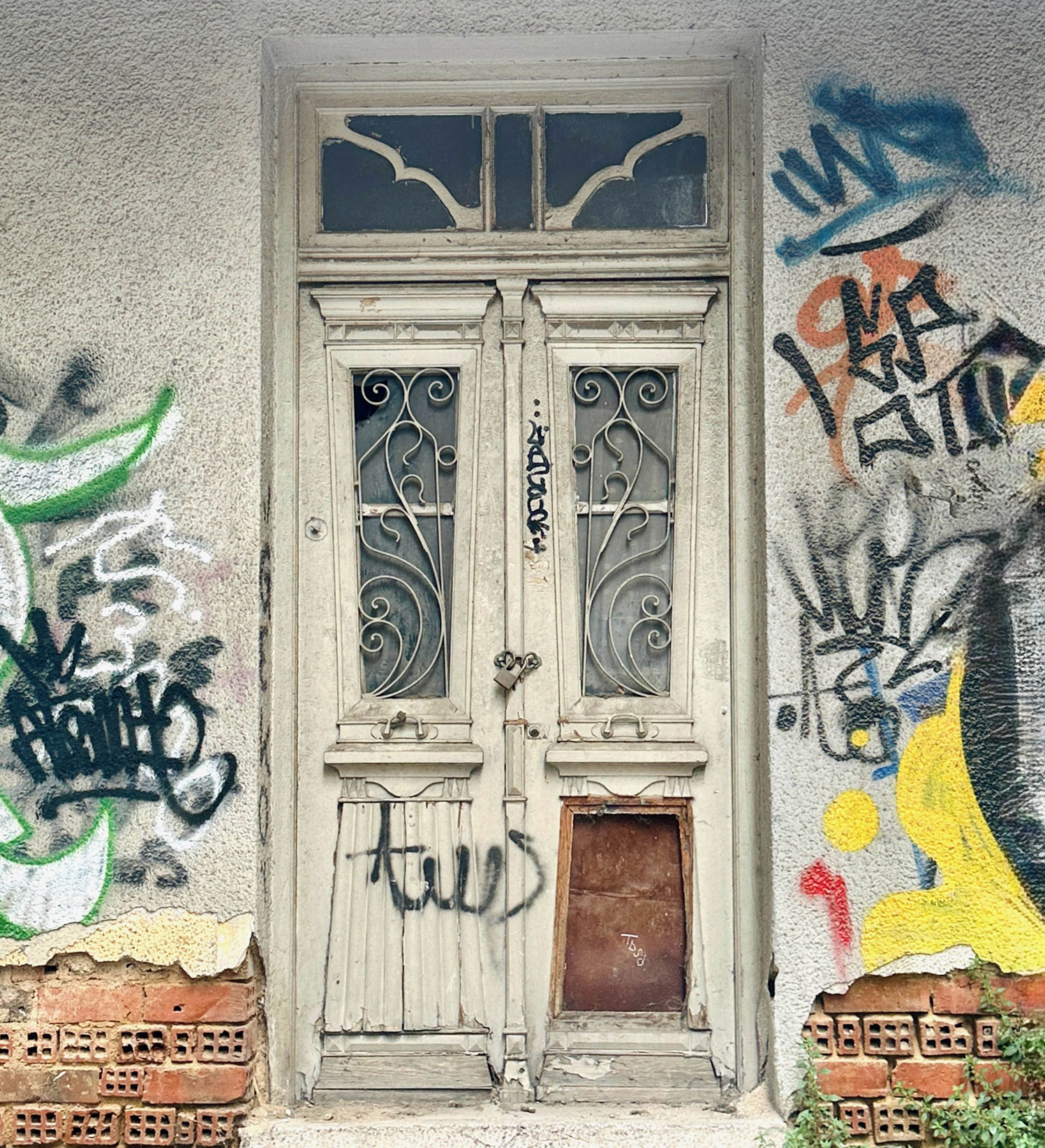 Εκθεση της Ντόντι Τσιαντάρ για την ιστορία της Θεσσαλονίκης μέσα από τις πόρτες της-2