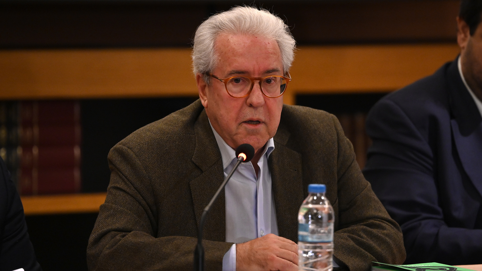 Η άνοδος, η άκρη του γκρεμού και ένας χρησμός-1