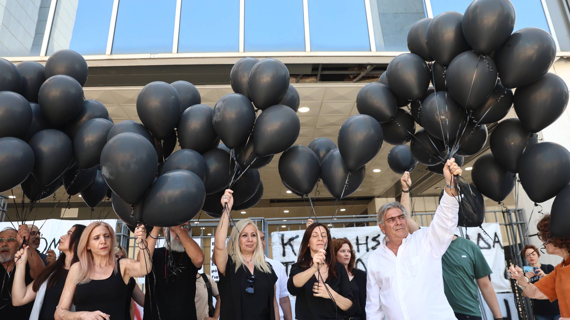 «Αθάνατοι» – 120 μαύρα μπαλόνια πάνω από το Εφετείο για τα θύματα της πυρκαγιάς στο Μάτι-1