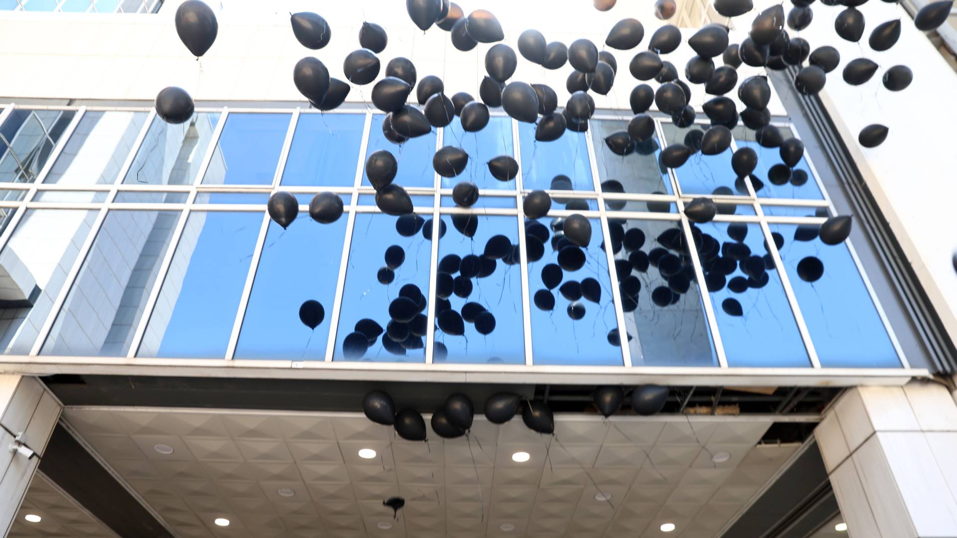 «Αθάνατοι» – 120 μαύρα μπαλόνια πάνω από το Εφετείο για τα θύματα της πυρκαγιάς στο Μάτι-3