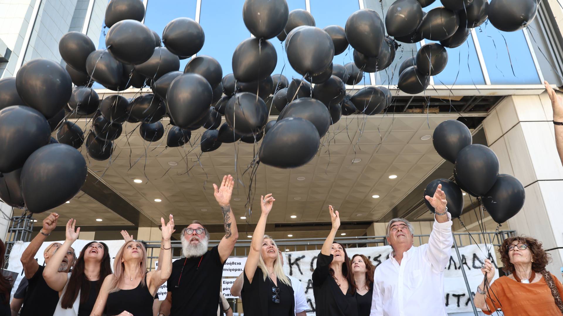 «Αθάνατοι» – 120 μαύρα μπαλόνια πάνω από το Εφετείο για τα θύματα της πυρκαγιάς στο Μάτι-2