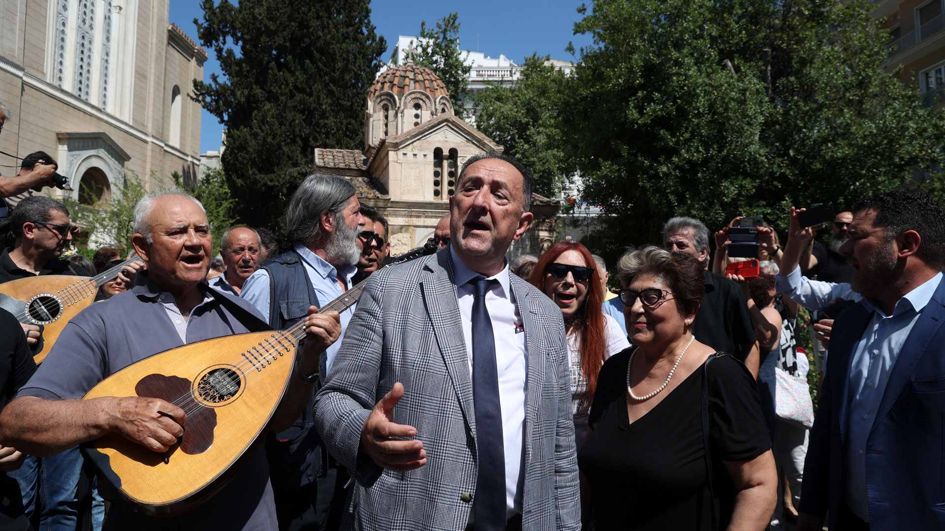 Μητρόπολη Αθηνών: Με κλαρίνα και παραδοσιακά τραγούδια το τελευταίο «αντίο» στον Πετρολούκα Χαλκιά-1