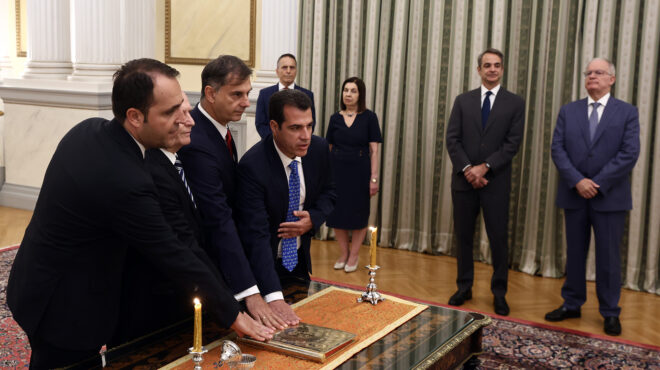 ορκίστηκαν-τα-νέα-μέλη-της-κυβέρνησης-563689480