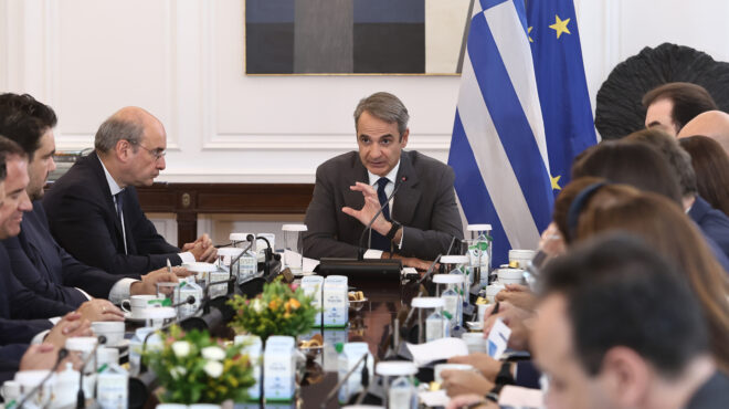 ε-ε-στην-ελλάδα-ο-επίτροπος-μετανάστευ-563689795