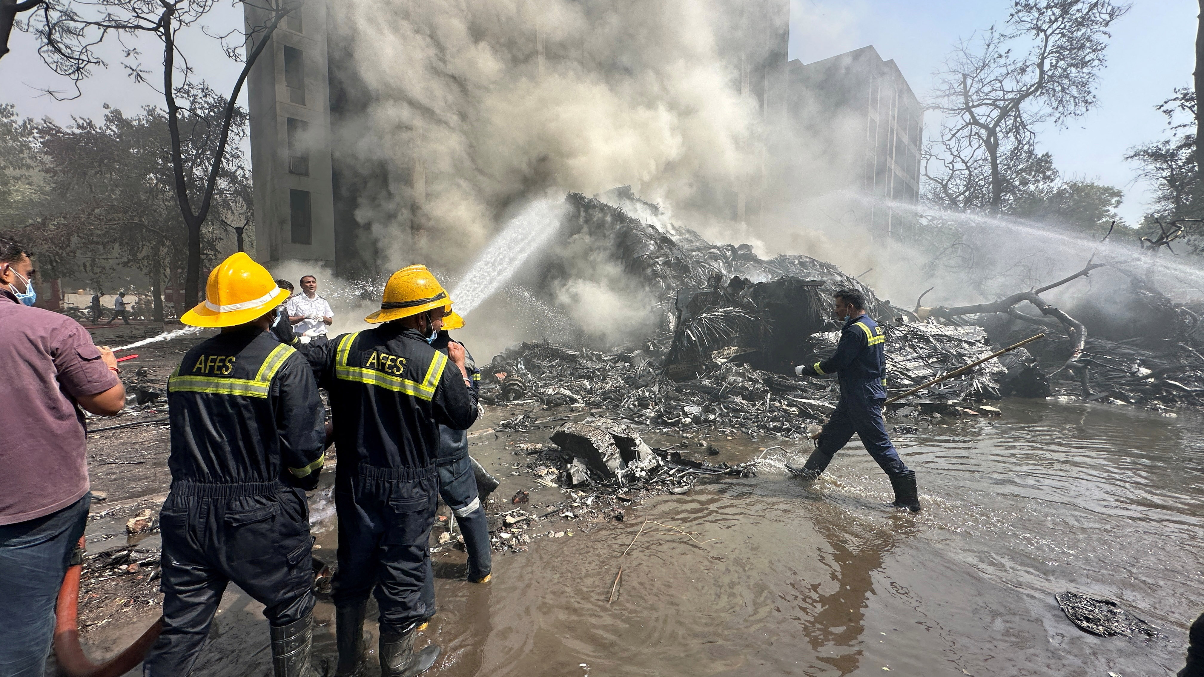 Ινδία: Αεροσκάφος της Air India με 242 επιβαίνοντες συνετρίβη σε κατοικημένη περιοχή-2