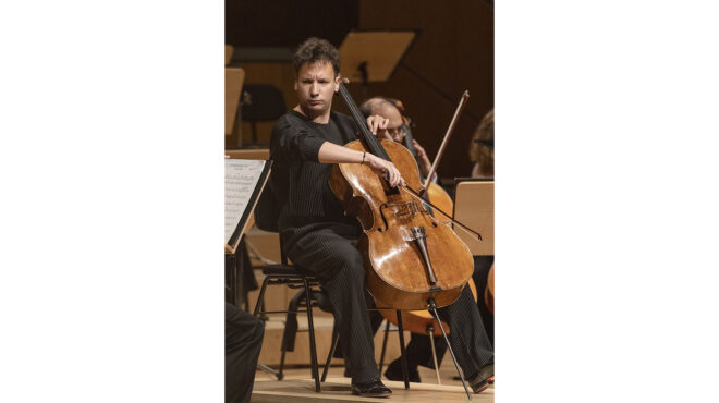 ο-εντγκάρ-μορό-παίζει-σοστακόβιτς-563655082