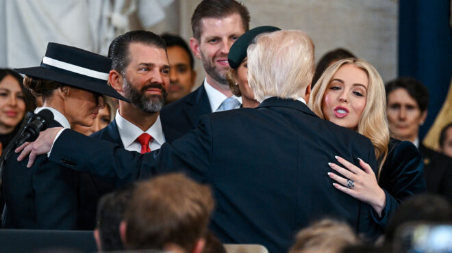 από-τα-κρυπτονομίσματα-μέχρι-την-trump-mobile-563673430