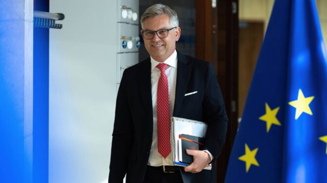 ε-ε-στην-ελλάδα-ο-επίτροπος-μετανάστευ-563689843