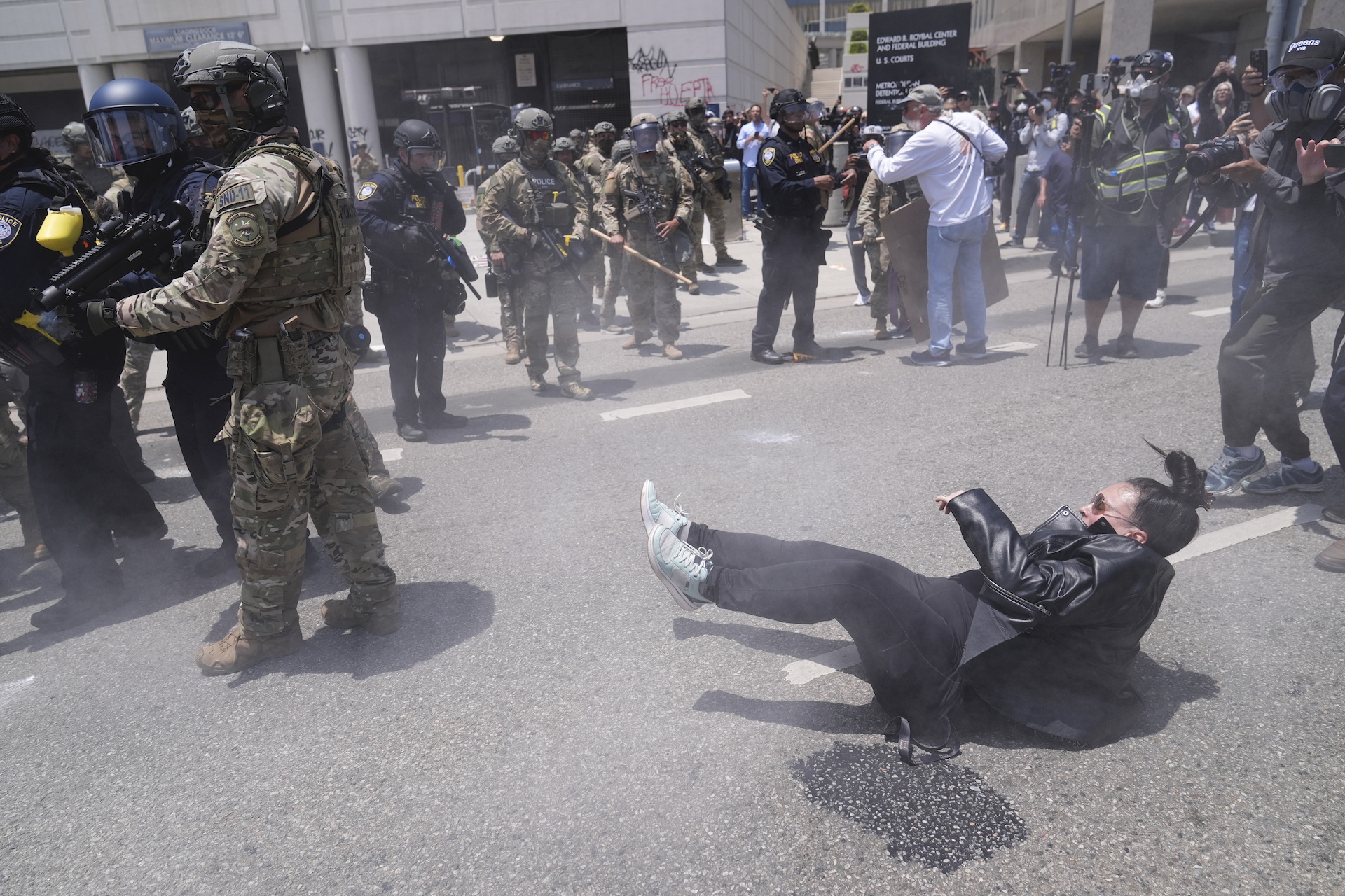 Συγκρούσεις μεταξύ διαδηλωτών και ανδρών της Εθνοφρουράς στο Λος Αντζελες-2