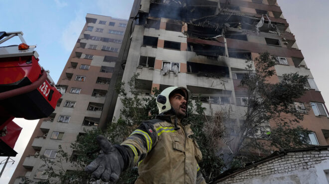 οι-ελληνες-που-ξέφυγαν-ο-ήχος-των-βομβ-563671495