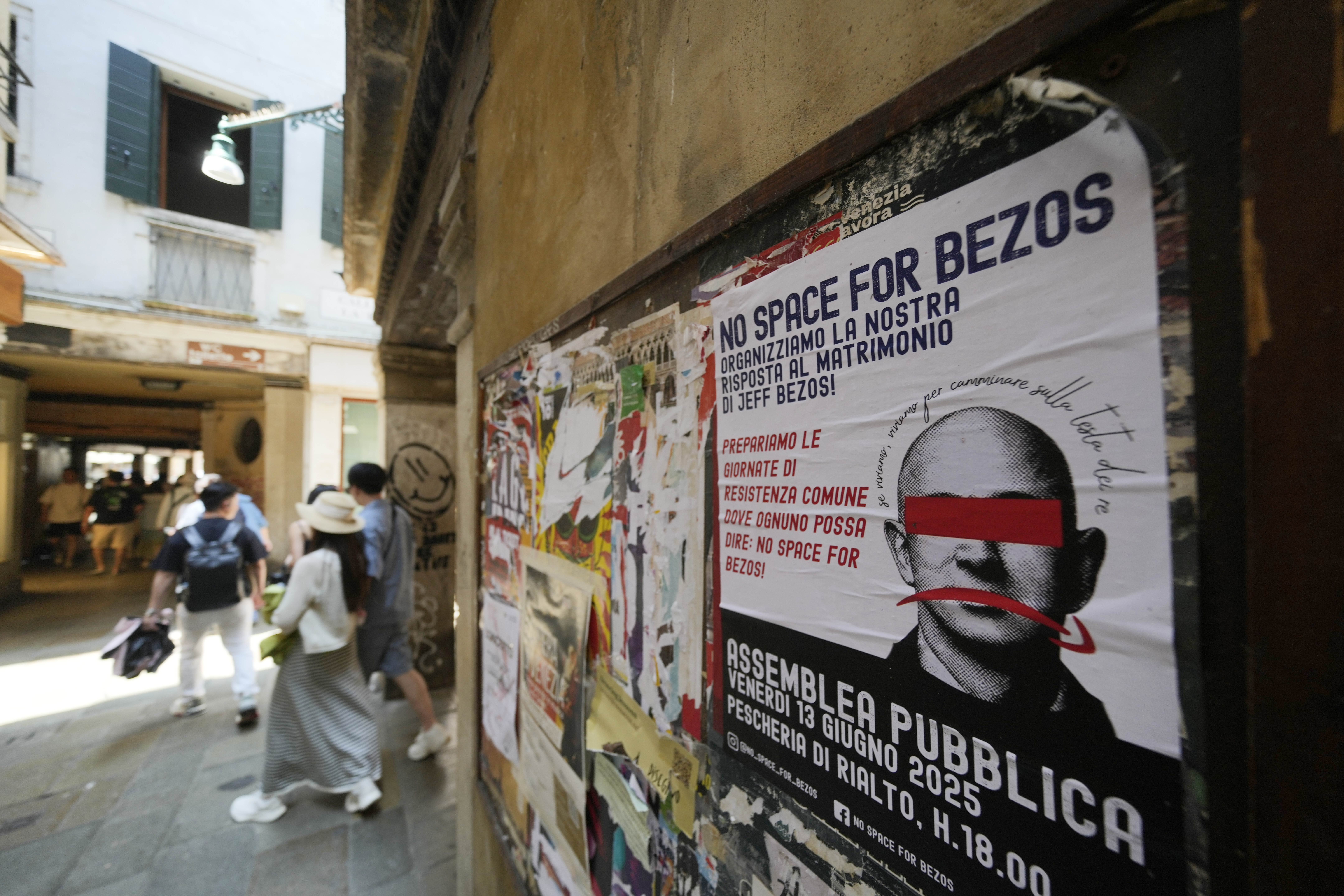 Βενετία: Οι… φουσκωτοί κροκόδειλοι άλλαξαν τα γαμήλια σχέδια των Τζεφ Μπέζος και Λόρεν Σάντσεζ-2