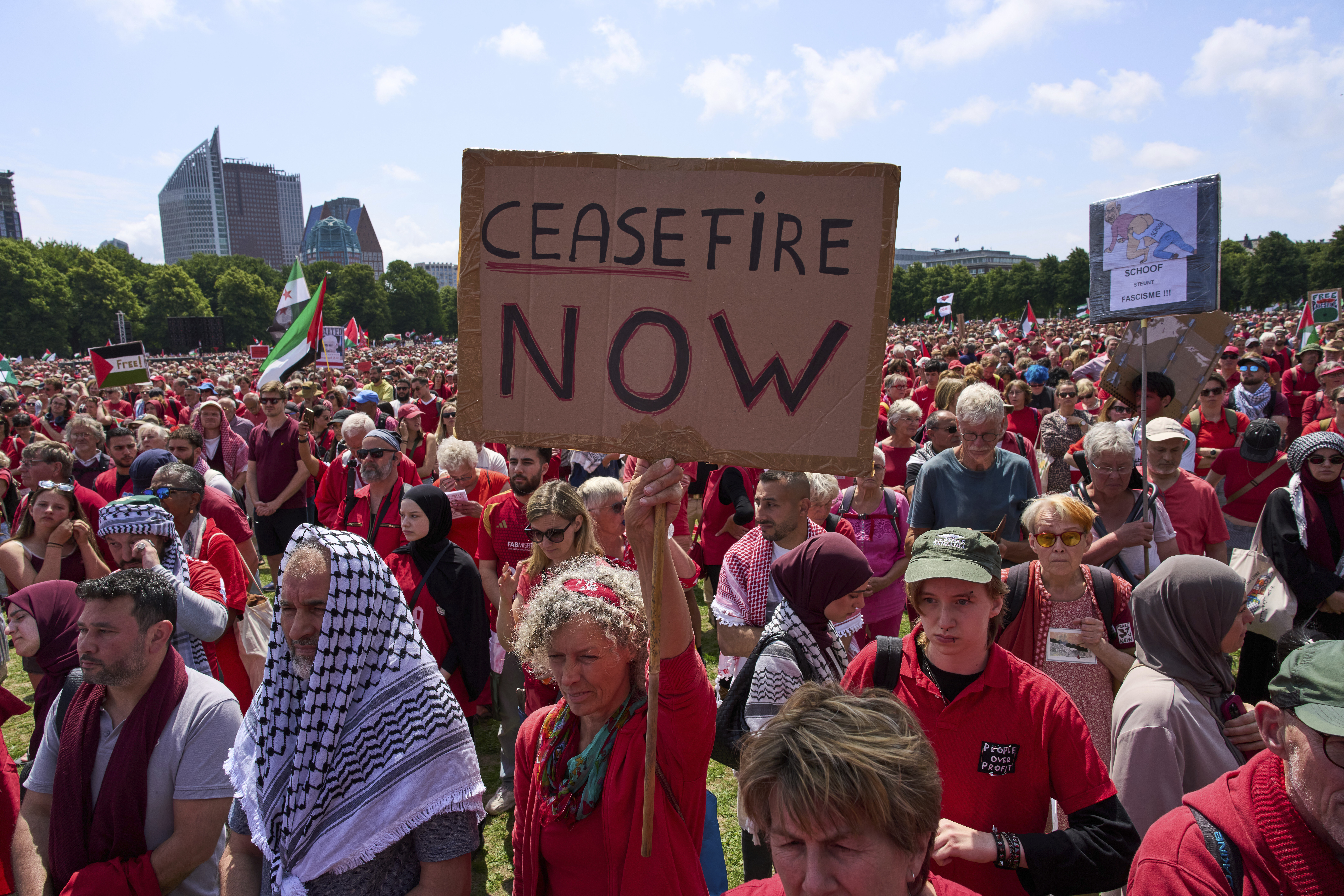 Χάγη: Δεκάδες χιλιάδες διαδηλωτές ενάντια στον πόλεμο στη Γάζα-1