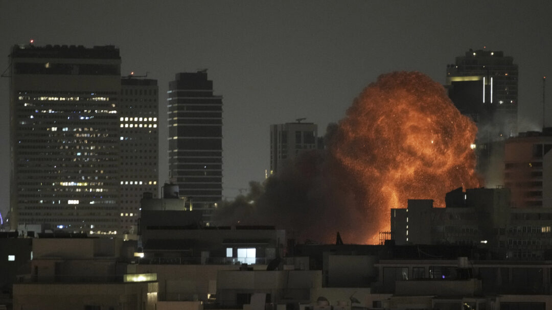 ο-τραμπ-σκέφτεται-να-πατήσει-το-κουμπ-563667502