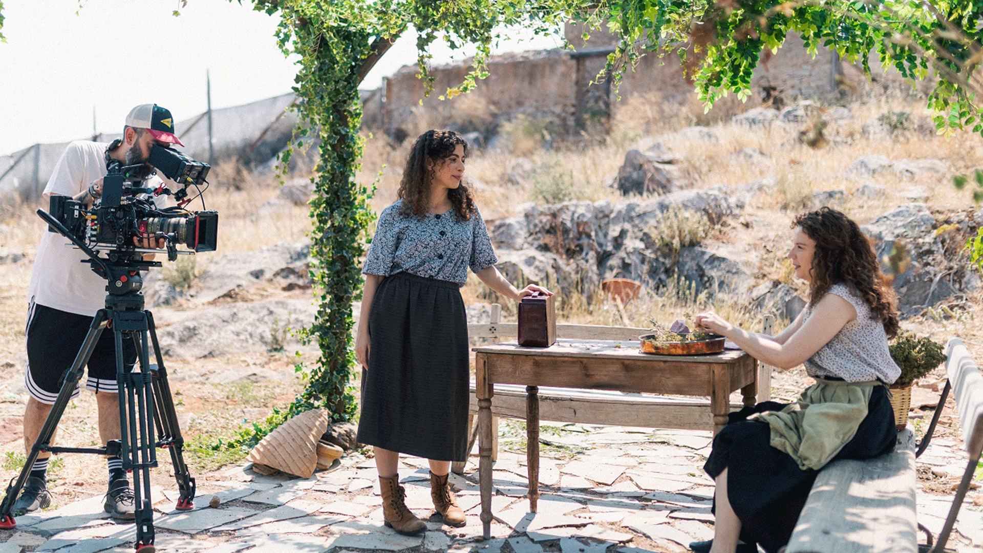 τα-γυρίσματα-προχωρούν-στο-σπίτι-δί-563681152