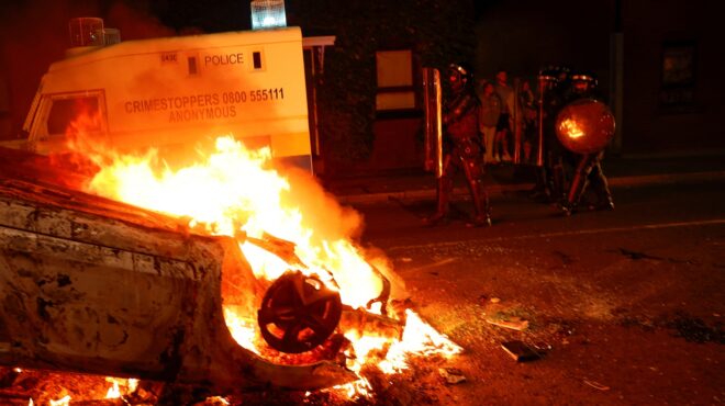 βόρεια-ιρλανδία-στις-φλόγες-για-δεύτε-563657575