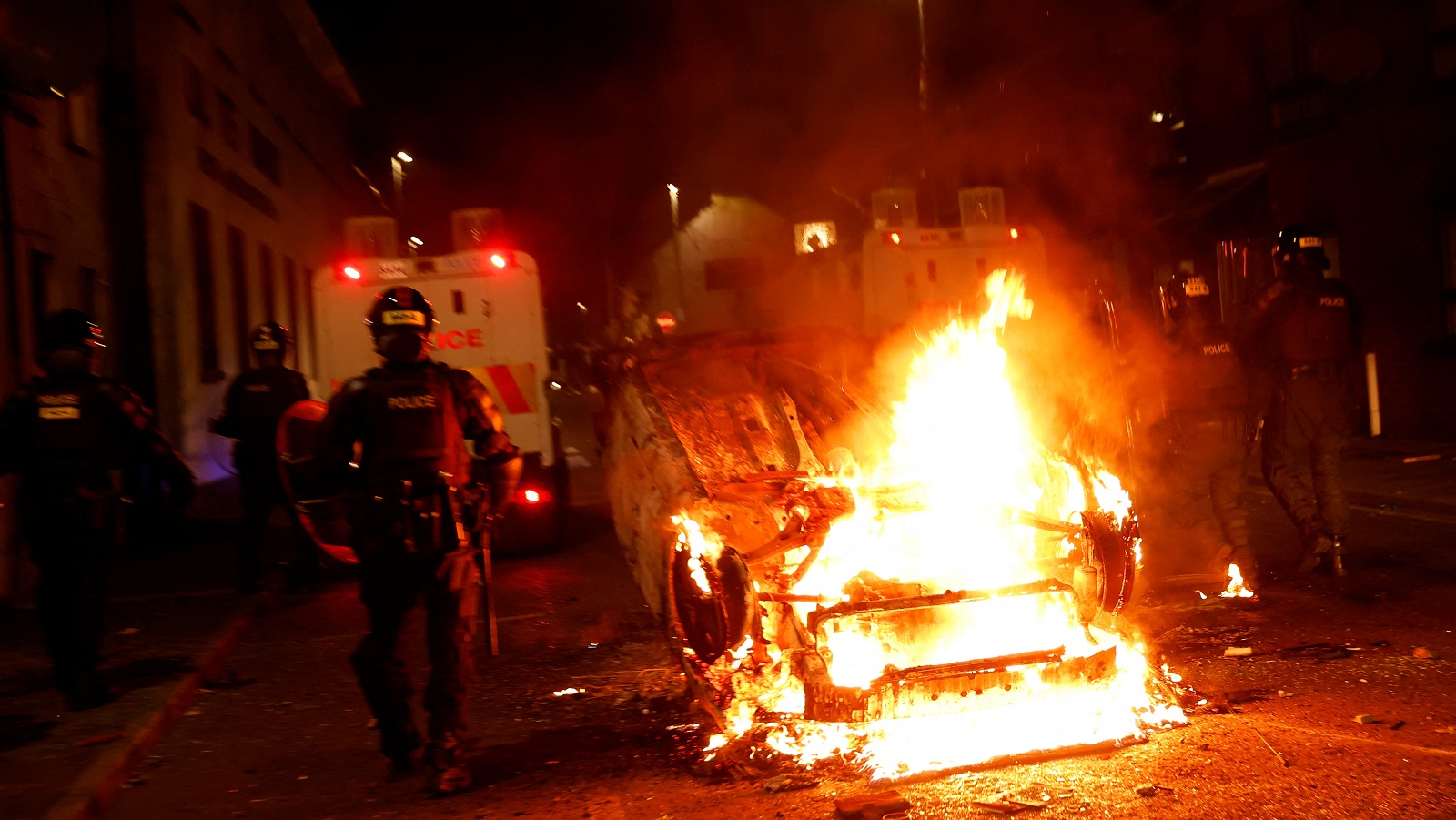 Βόρεια Ιρλανδία: Στις φλόγες για δεύτερη νύχτα η πόλη Μπαλιμίνα λόγω αντιμεταναστευτικών ταραχών-2