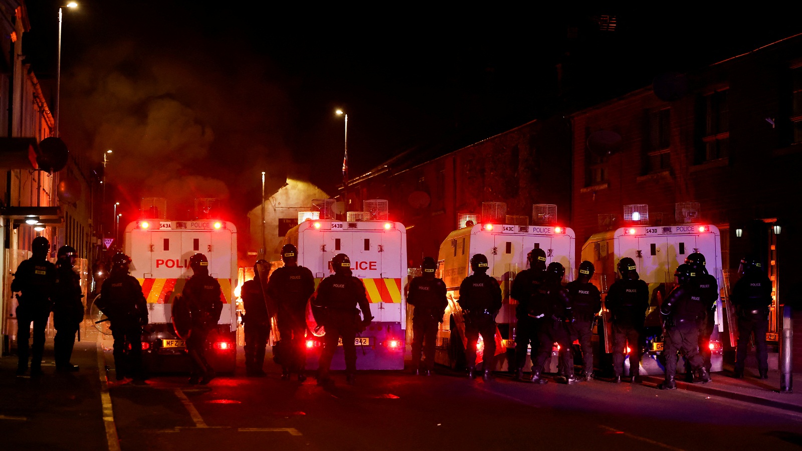 Βόρεια Ιρλανδία: Στις φλόγες για δεύτερη νύχτα η πόλη Μπαλιμίνα λόγω αντιμεταναστευτικών ταραχών-1