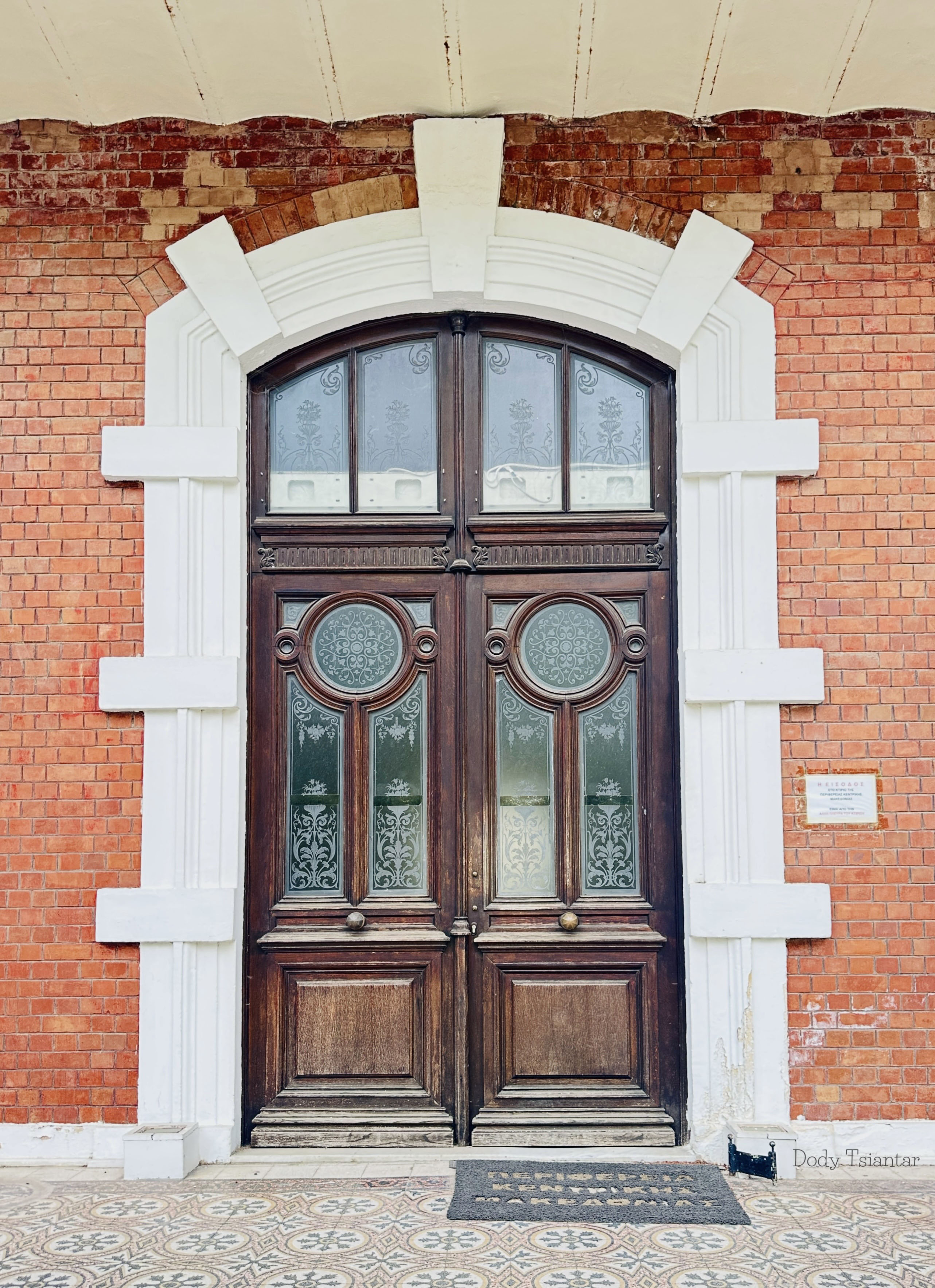 Μια φωτογραφική διαδρομή στη Θεσσαλονίκη μέσα από τις πόρτες της-1