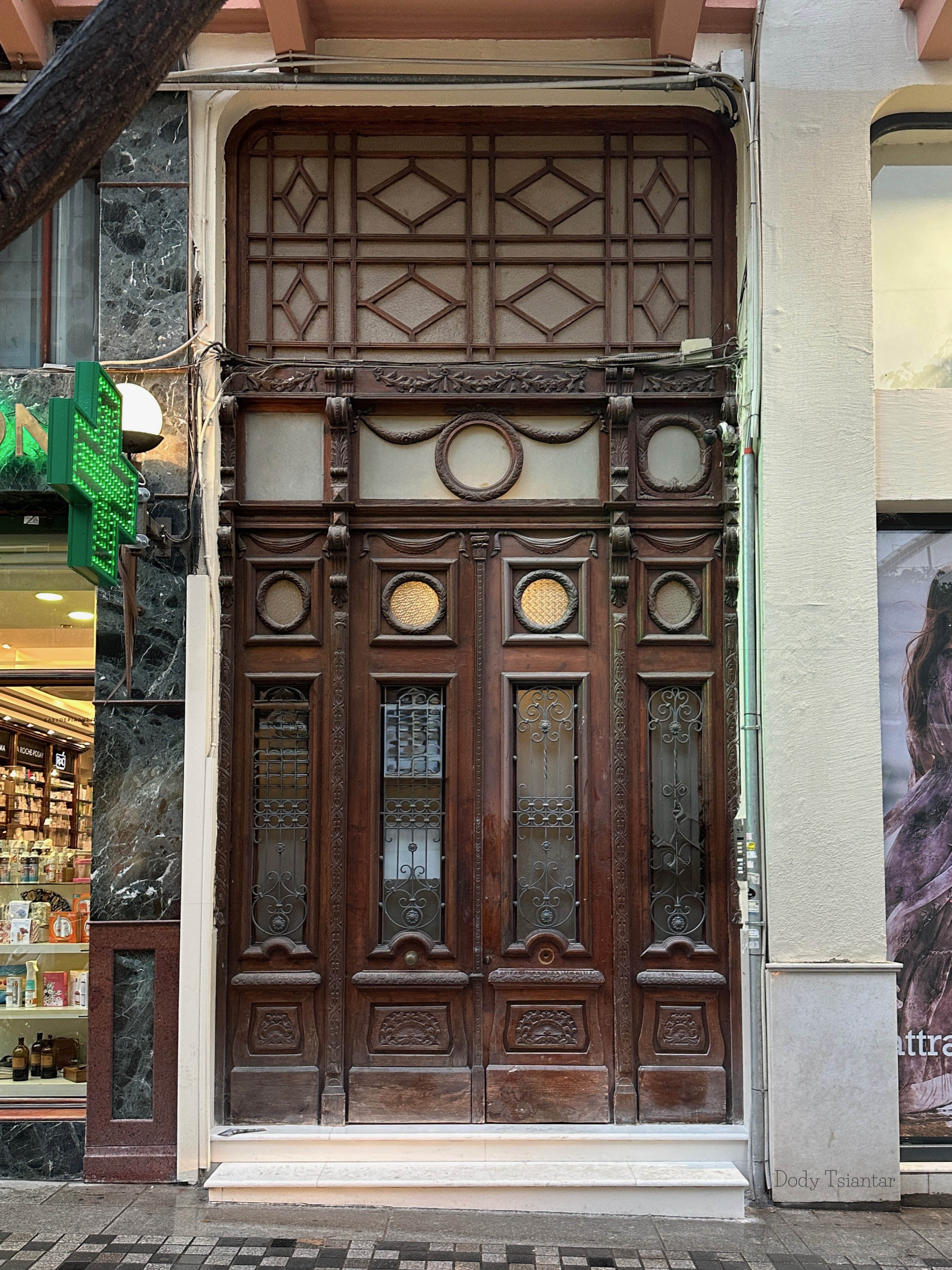 Μια φωτογραφική διαδρομή στη Θεσσαλονίκη μέσα από τις πόρτες της-2