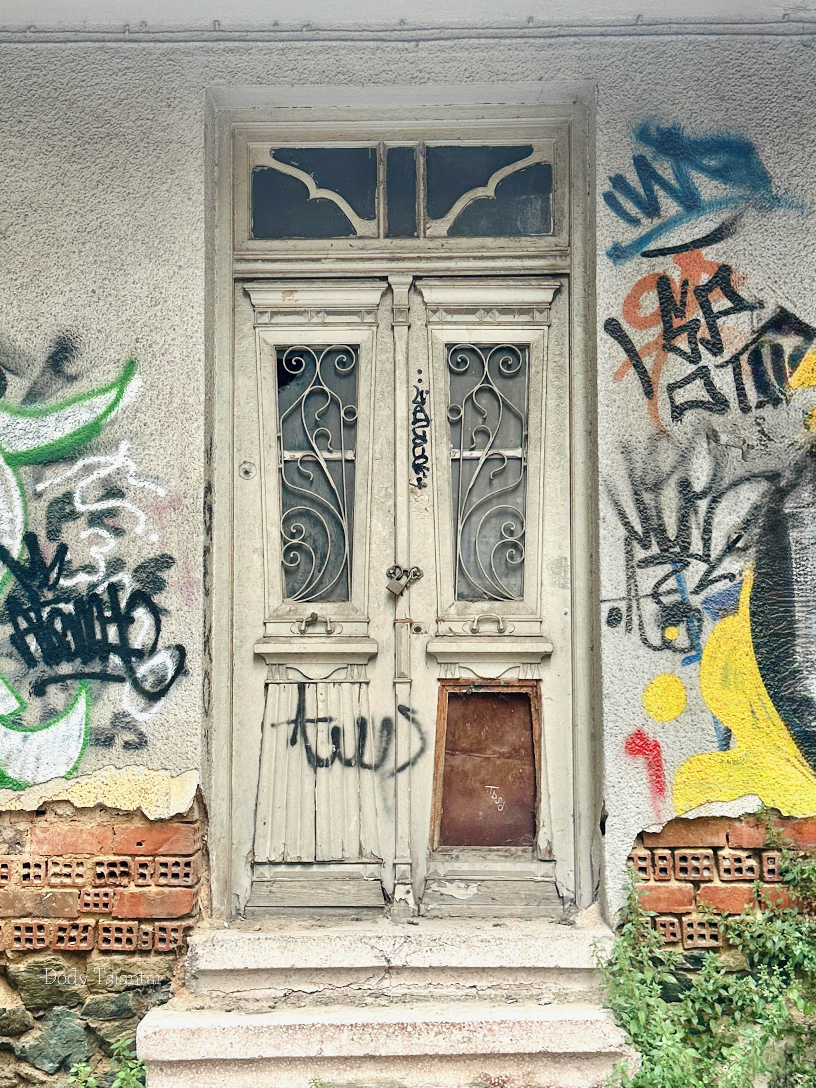 Μια φωτογραφική διαδρομή στη Θεσσαλονίκη μέσα από τις πόρτες της-3