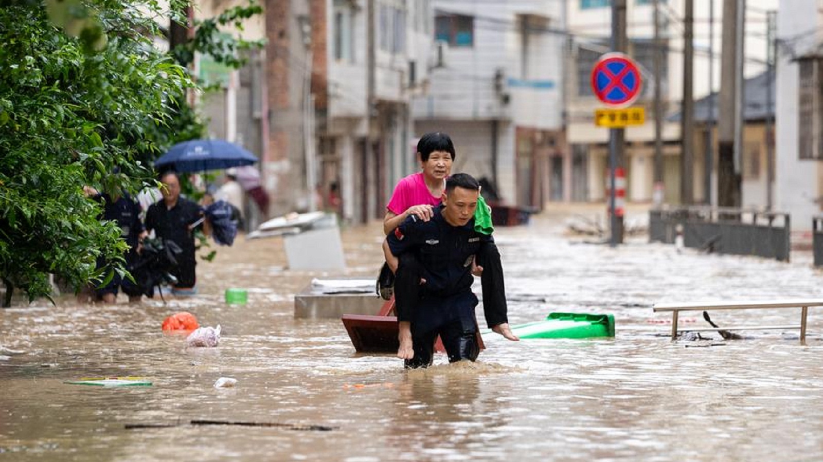 Κίνα: Πάνω από 80.000 άνθρωποι απομακρύνθηκαν εσπευσμένα εξαιτίας πλημμυρών στα νοτιοδυτικά [εικόνες]-2